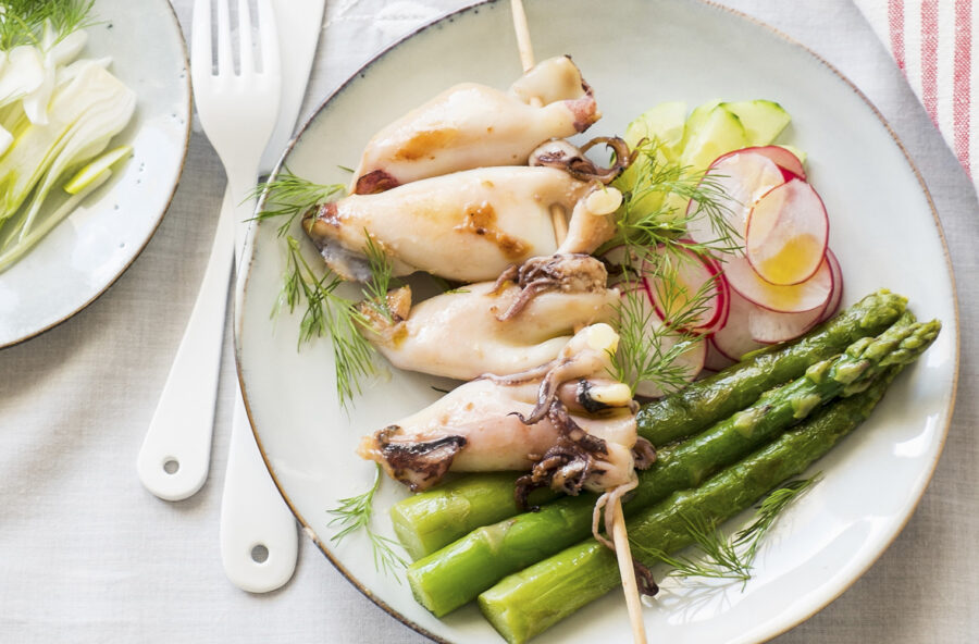 Spiedini di seppioline ripiene con asparagi e ravanelli