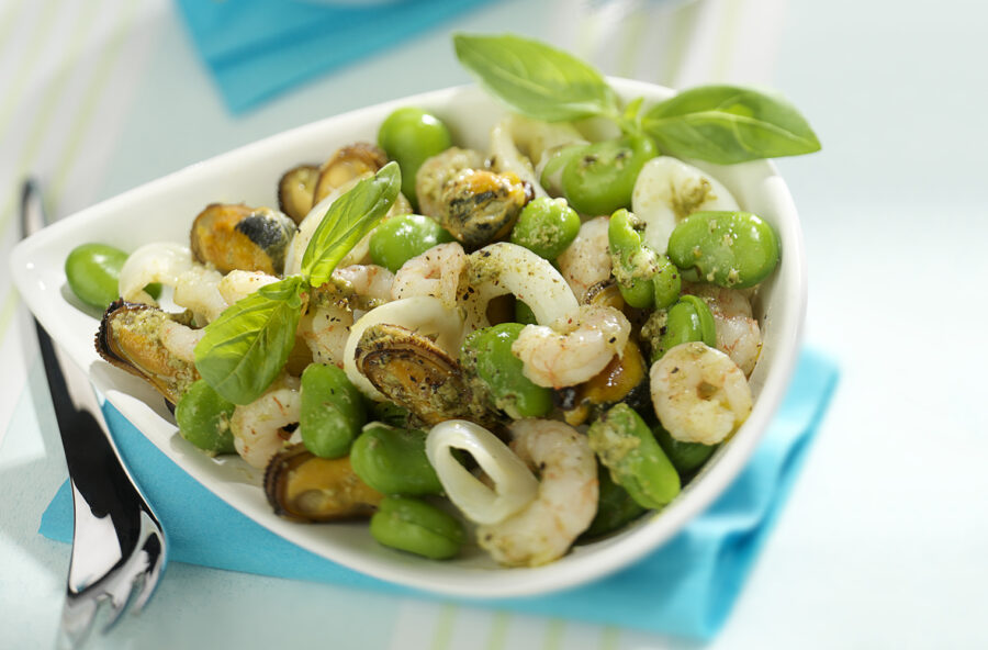 Insalata di mare calda con fave
