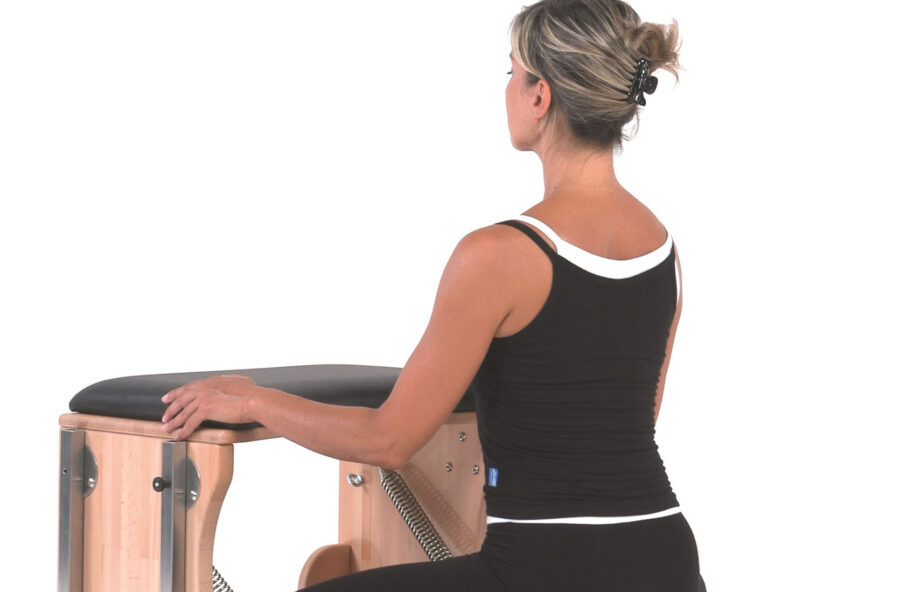 Pilates: fai la Rana sulla Chair per modellare tutto il corpo