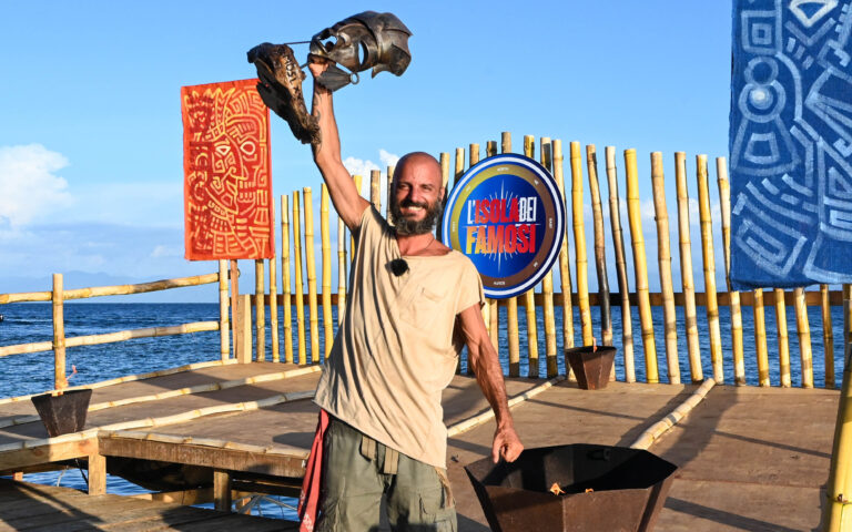 *SPECIAL FEE* Isola dei Famosi 2022, puntata 25 la FINALE della sedicesima edizione Nicolas Vaporidis trionfatore con il trofeo *SPECIAL FEE* Isola dei Famosi 2022, puntata 25 la FINALE della sedicesima edizione Nicolas Vaporidis trionfatore con il trofeo