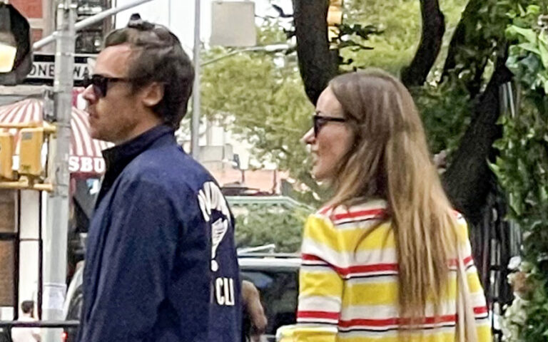 Harry Styles and girlfriend Olivia Wilde put drama surrounding rumors of a feud with Don't Worry Darling actress Florence Pugh behind them as they go on a romantic stroll around The West Village in New York, taking to chat with fans.Pictured: Harry Styles,Olivia WildeRef: SPL5333292 180822 EXCLUSIVEPicture by: SplashNews.comSplash News and PicturesUSA: +1 310-525-5808
London: +44 (0)20 8126 1009
Berlin: +49 175 3764 166photodesk@splashnews.comWorld Rights Harry Styles and girlfriend Olivia Wilde put drama surrounding rumors of a feud with Don't Worry Darling actress Florence Pugh behind them as they go on a romantic stroll around The West Village in New York, taking to chat with fans.Pictured: Harry Styles,Olivia WildeRef: SPL5333292 180822 EXCLUSIVEPicture by: SplashNews.comSplash News and PicturesUSA: +1 310-525-5808
London: +44 (0)20 8126 1009
Berlin: +49 175 3764 166photodesk@splashnews.comWorld Rights