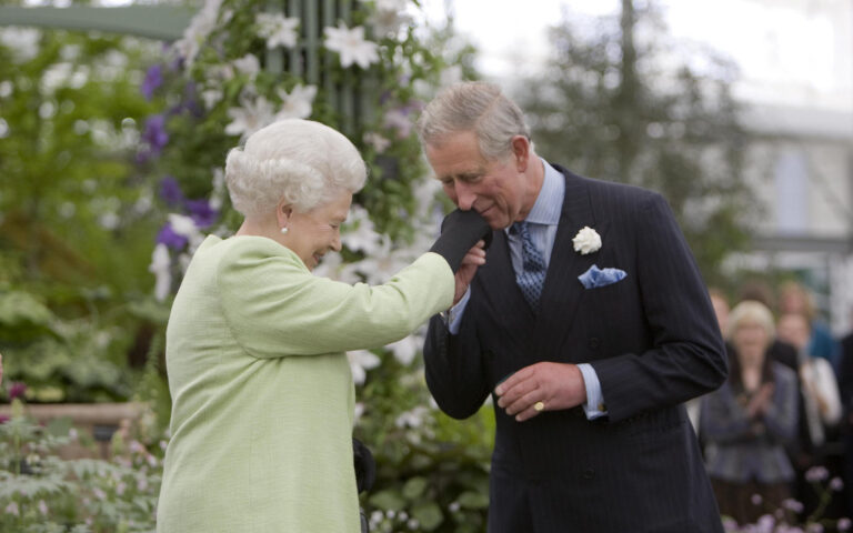 THE CHELSEA FLOWER SHOW 2009. NELLA FOTO LA REGINA ELISABETTA II D'INGHILTERRA E IL FIGLIO CARLO D'INGHILTERRA 18th May 2009...THE CHELSEA FLOWER SHOW 2009 HM the Queen accompanied by Prince Philip, Prince Charles, the Duchess of Cornwall, and Prince Edward and Sophie Wessex atttend the Chelsea Flower Show at the Royal Hospital in Chelsea, west London..........The Queen presents Prince Charles with the Victoria Medal of Honour for his passion for plants B68_135610_0019 (londra - 2009-05-18, Photoshot) p.s. la foto e' utilizzabile nel rispetto del contesto in cui e' stata scattata, e senza intento diffamatorio del decoro delle persone rappresentate (MILANO - 2022-09-12, Photoshot) p.s. la foto e' utilizzabile nel rispetto del contesto in cui e' stata scattata, e senza intento diffamatorio del decoro delle persone rappresentate