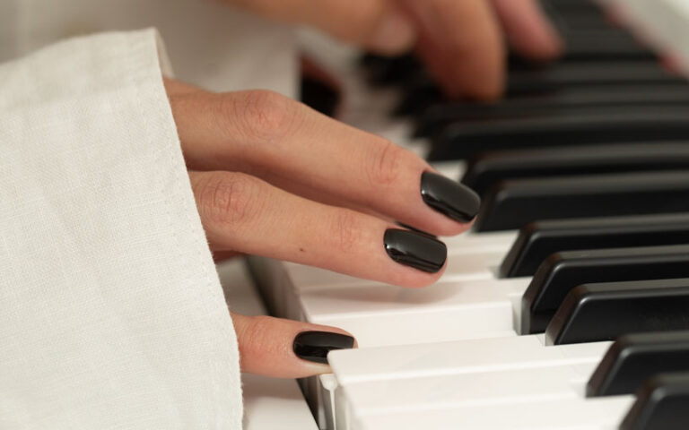 Nail art black