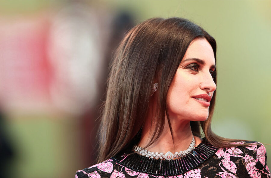 Venezia 79: Penelope Cruz diretta da Crialese conquista il Lido