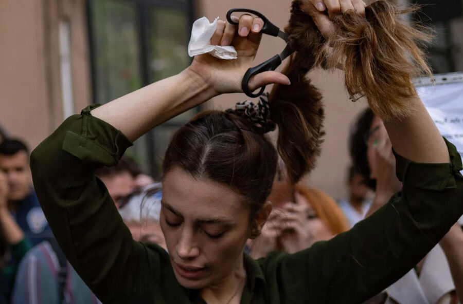 Triennale Milano: una ciocca di capelli per protestare contro le violenze in Iran