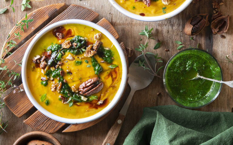 Vellutata di zucca con pesto e noci Vellutata di zucca con pesto e noci