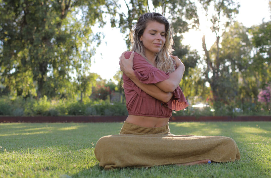 Yoga: un abbraccio per darsi la carica