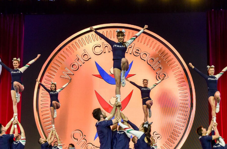 Cheerleading: uno sport divertente, completo e bruciacalorie