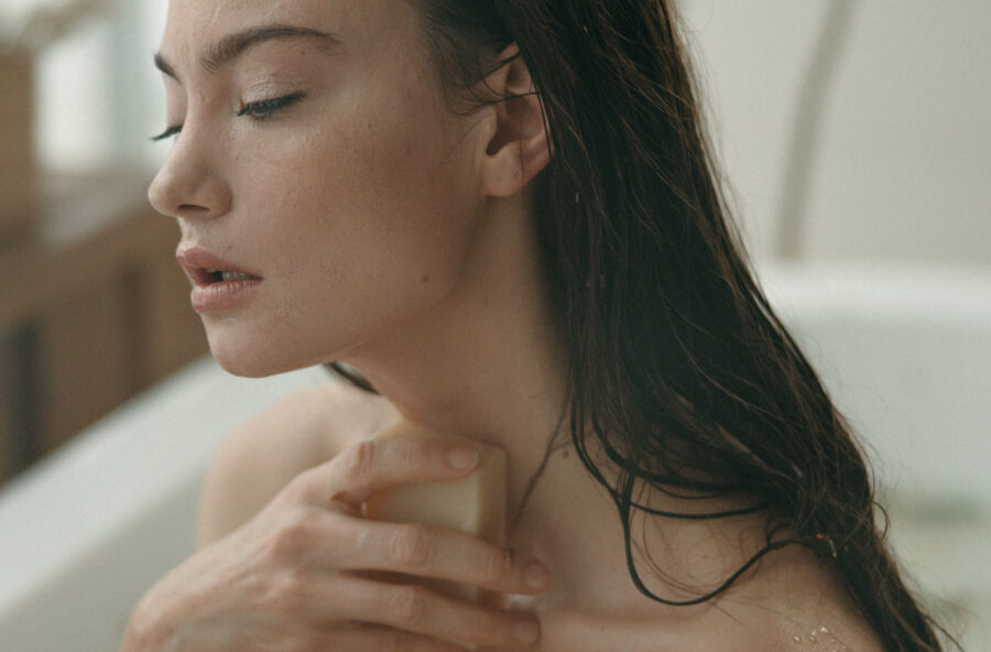 Skincare: aggiornala con cosmetici solidi, minimalisti, pro-age
