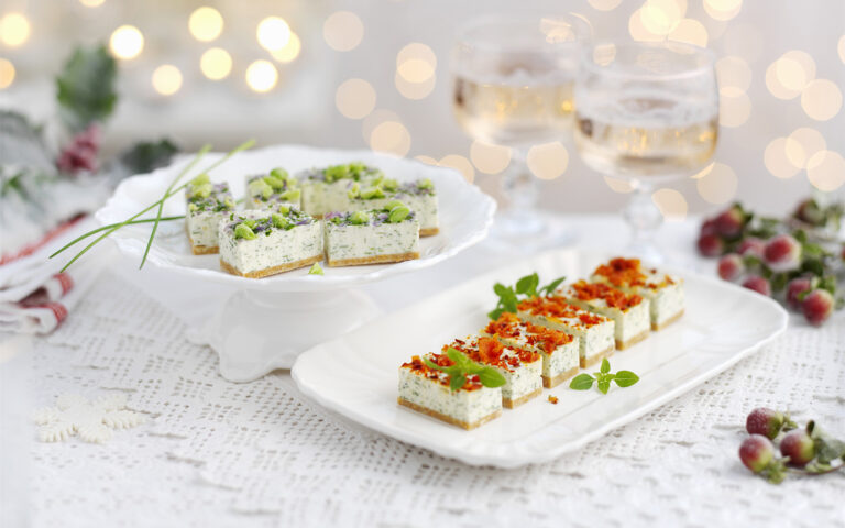 Canapé al formaggio con erbe aromatiche, pomodori secchi e pistacchi