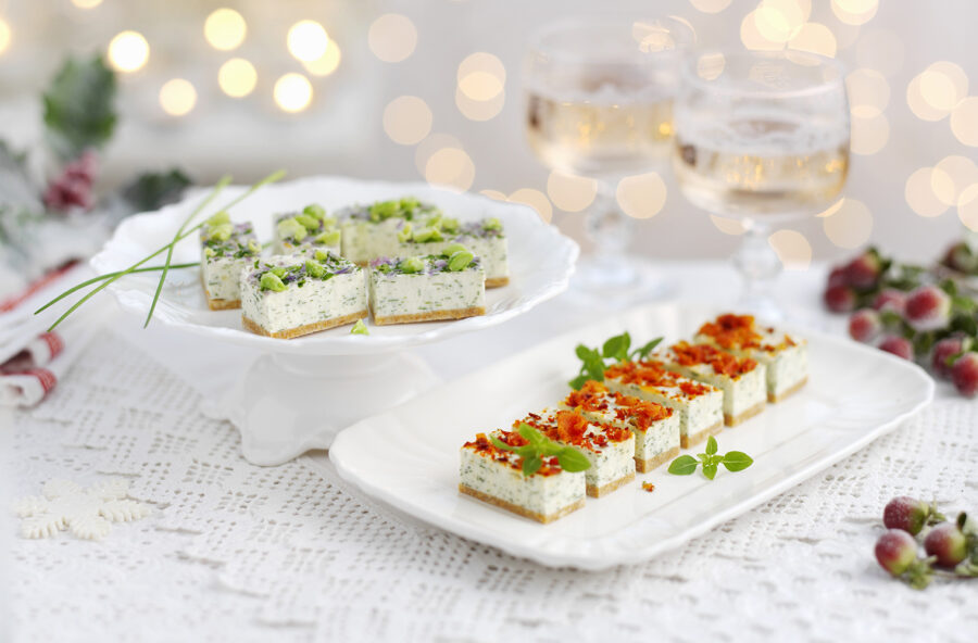 Canapé al formaggio con erbe aromatiche, pomodori secchi e pistacchi