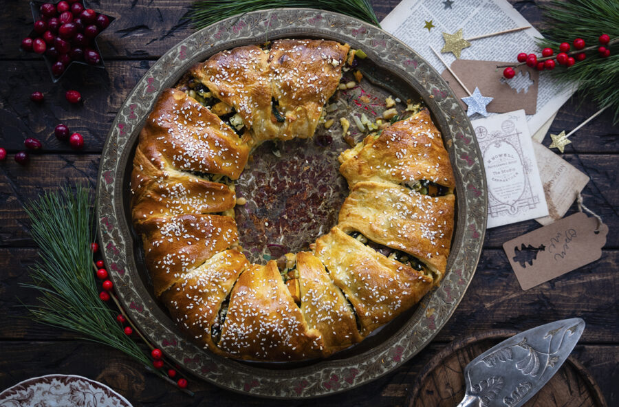 Corona di sfoglia vegetariana con pinoli e uvetta