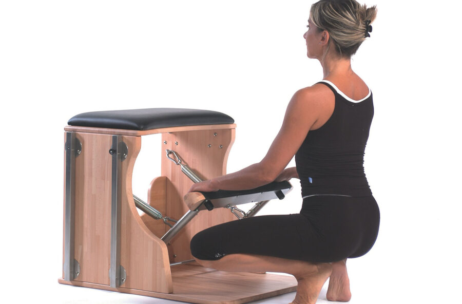 Pilates: modella braccia e schiena sulla Chair