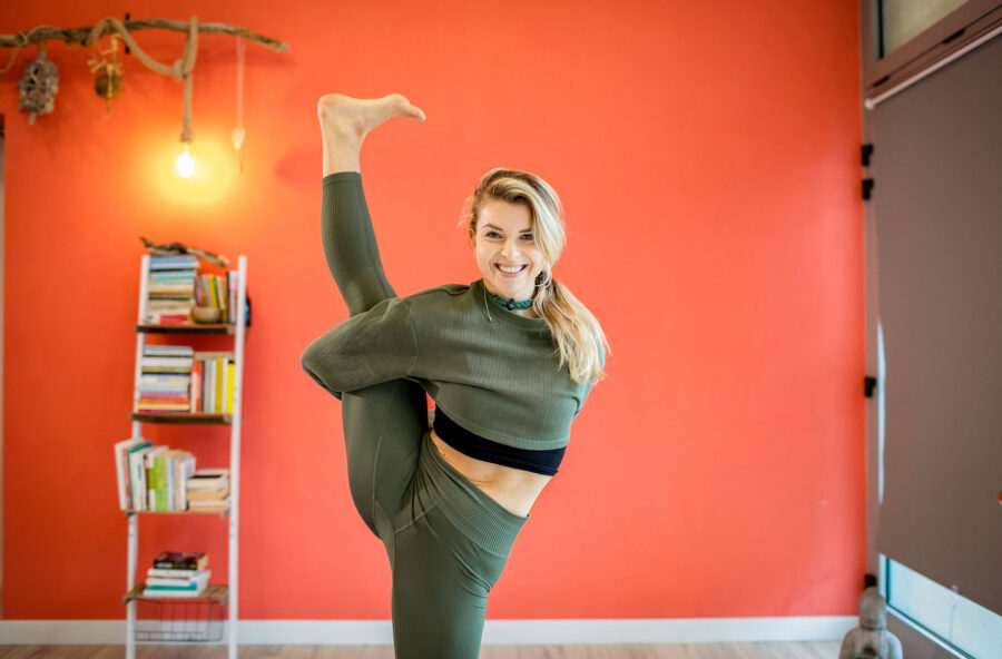 Yoga: fai l’Uccello del Paradiso per diventare più forte e flessibile