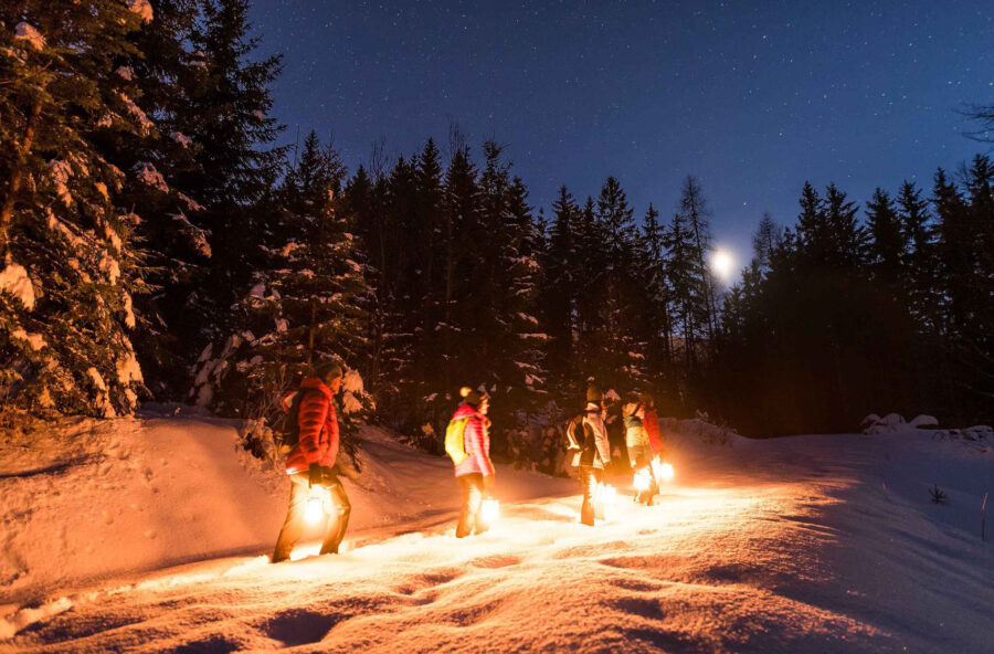 Trekking invernale sotto le stelle per vivere la magia della montagna innevata