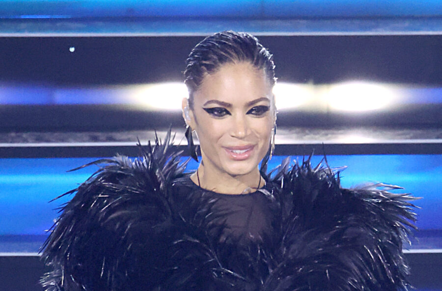 Sanremo 2023: Elodie, elogio del nero