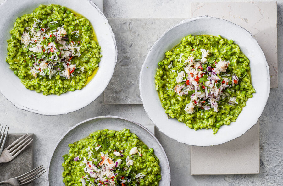 Risotto con crema di piselli, spinaci e granchio