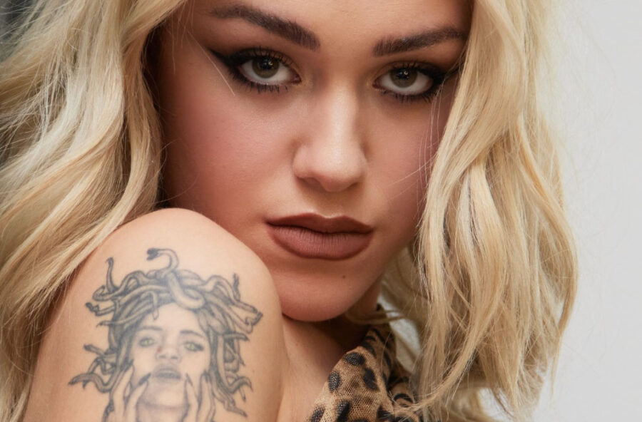 Shari: copia il look felino della cantante degli amori egoisti