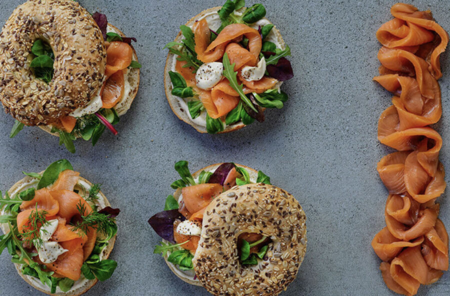 Bagel con salmone norvegese affumicato