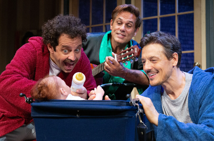 Teatro: tre scapoli e una neonata ci fanno riflettere sui diversi modelli di famiglia