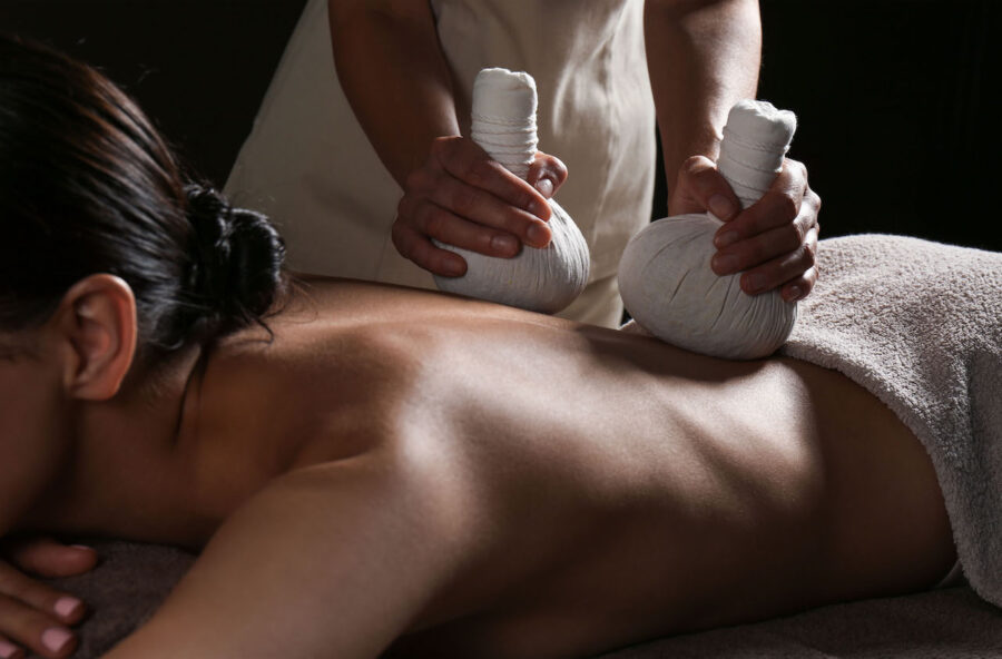 Cellulite: massaggio rassodante alle erbe officinali Cellulite: massaggio rassodante alle erbe officinali