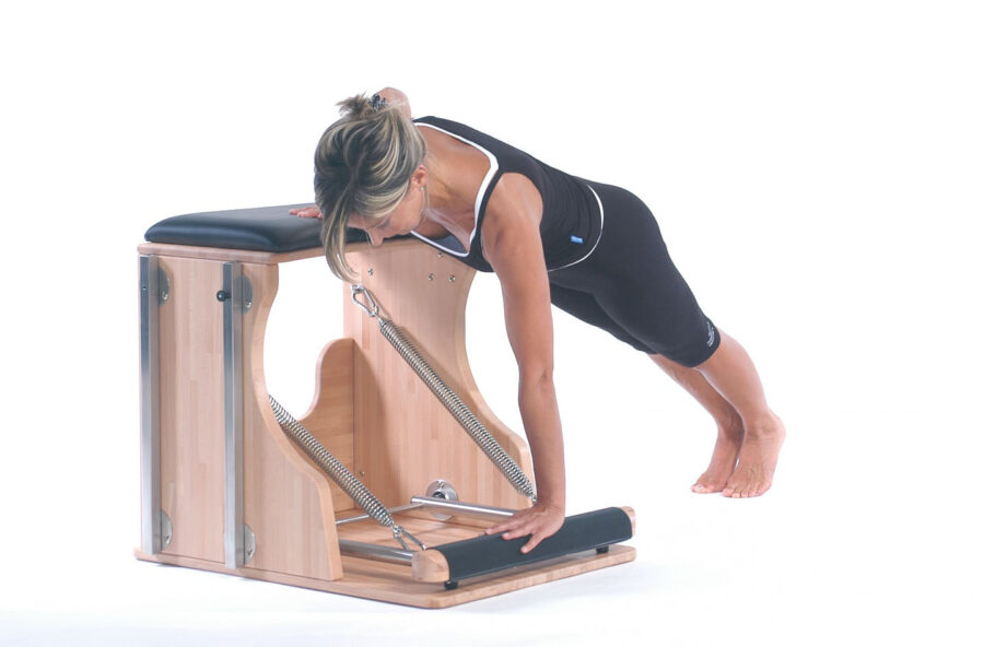 Pilates: rafforza la Powerhouse sulla Chair. Così ridisegni braccia e addominali