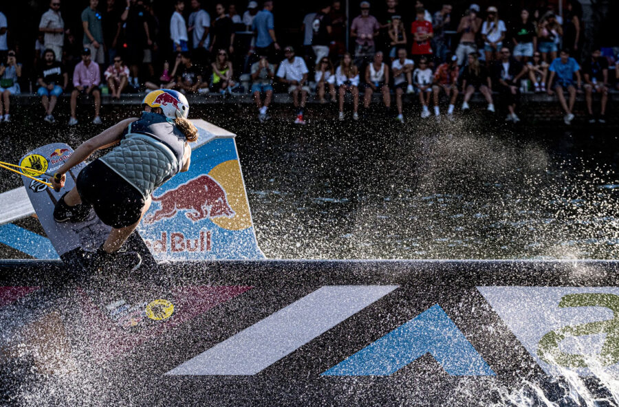 Red Bull Wake the city 2023: di nuovo a Milano la sfida acrobatica di wakeboard