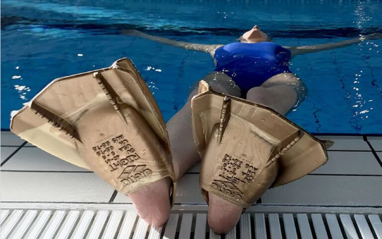Nuoto: modella le gambe con le pinne da piscina - Silhouette Donna