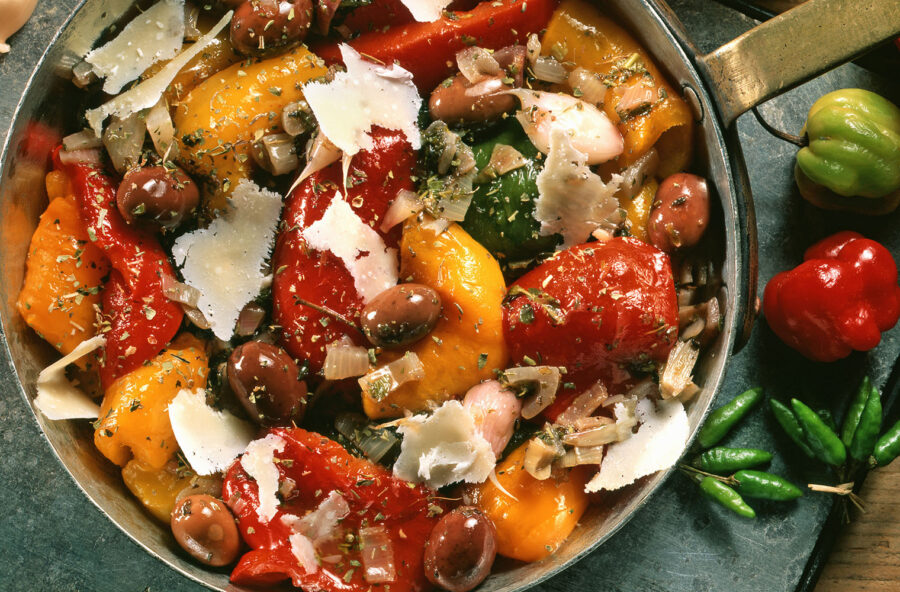 Peperonata con olive e origano