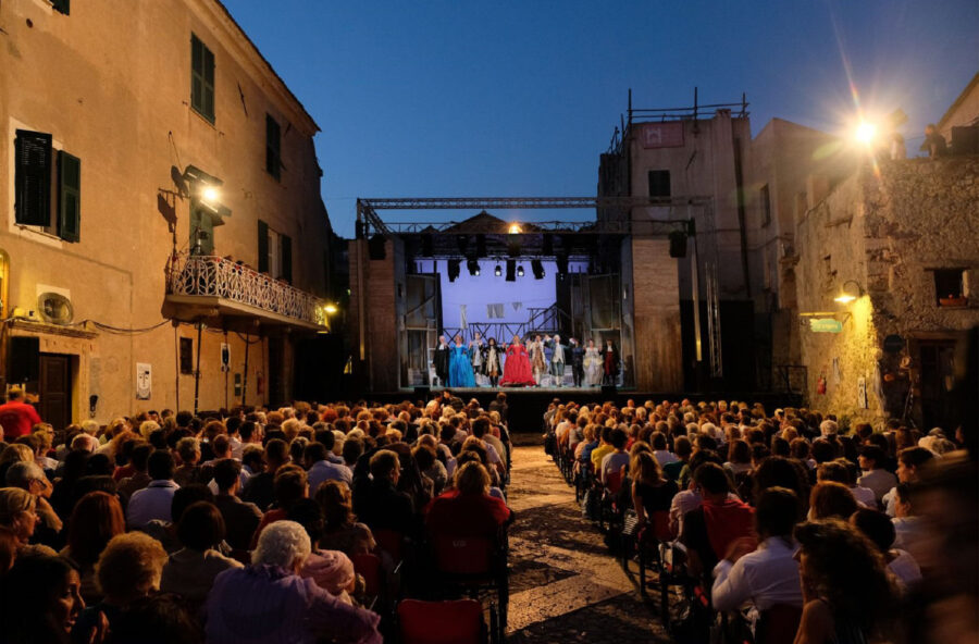 Teatro: continuano le rassegne sotto le stelle