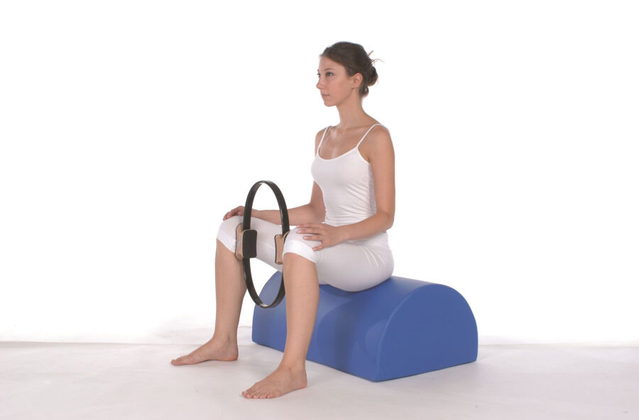 Pilates: rassoda l’interno coscia con il Magic Circle