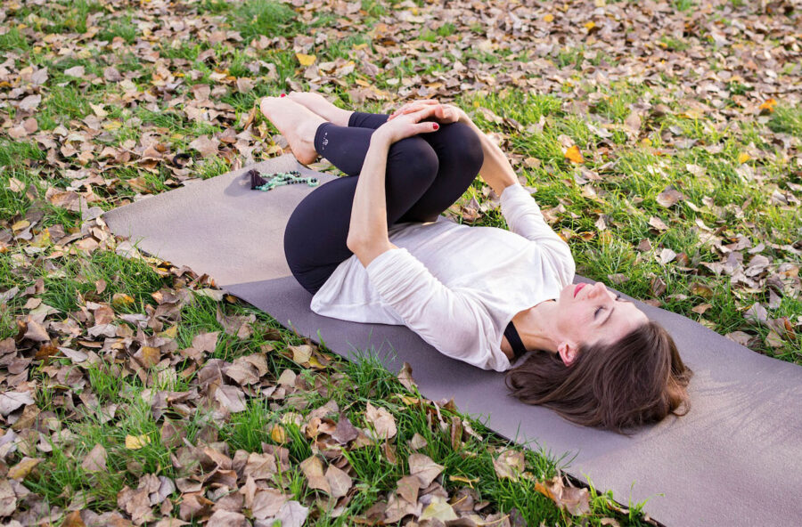 Yoga: via il gonfiore addominale con un asana a prova di principiante