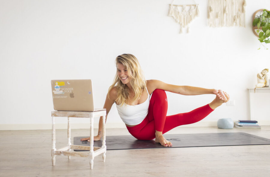 Yoga: la lezione è online. Affrontala così