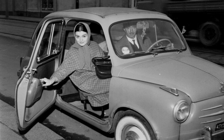 CARLA FRACCI - NELLA FOTO RETRO DEL 1960 LA FAMOSA BALLERINA DI DANZA CLASSICA CARLA FRACCI E LA SUA AUTO "FIAT 600"