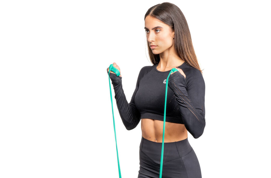 Braccia toniche e ben modellate: prova i curl con l’elastico