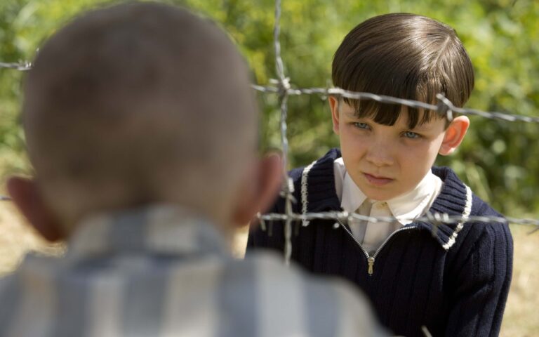 Il bambino con il pigiama a righe