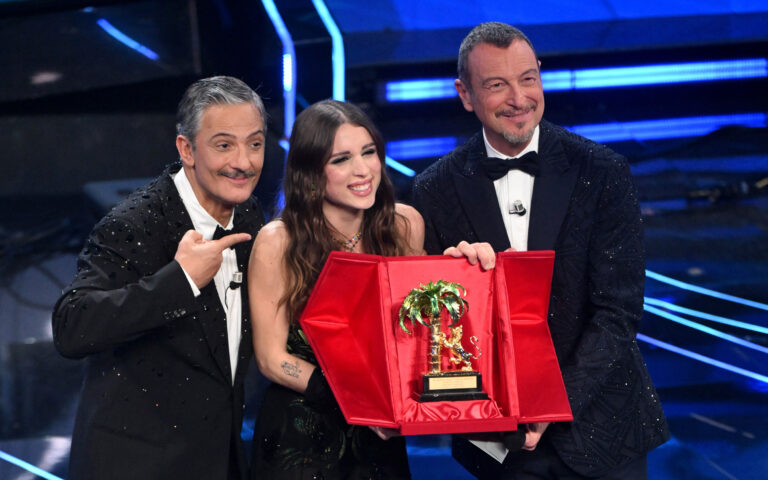 Sanremo, 74° Festival della Canzone Italiana - Quinta Serata Finale
Nella foto: Angelina Mango, vincitrice - Amadeus, Fiorello Sanremo, 74° Festival della Canzone Italiana - Quinta Serata Finale
Nella foto: Angelina Mango, vincitrice - Amadeus, Fiorello