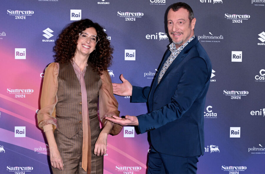 Sanremo 2024: sul palco dell&rsquo;Ariston arriva l&rsquo;ironia travolgente di Teresa Mannino