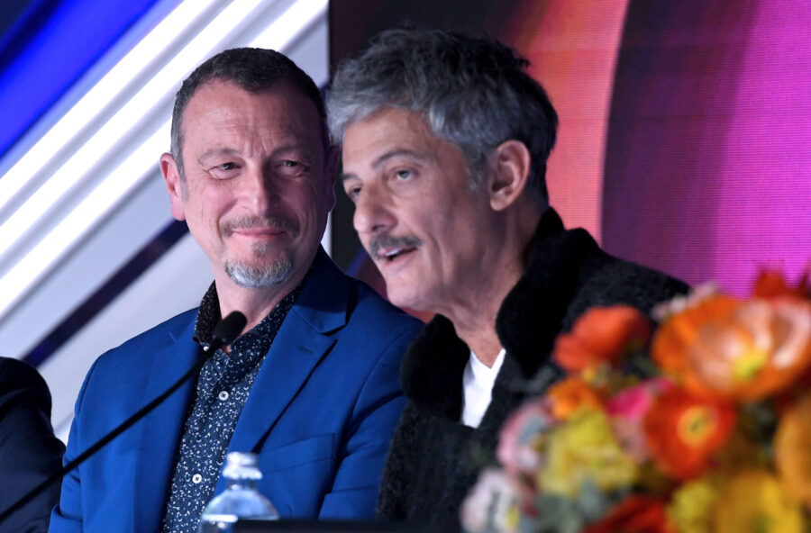 Sanremo 2024: Amadeus e le fotografie del Festival