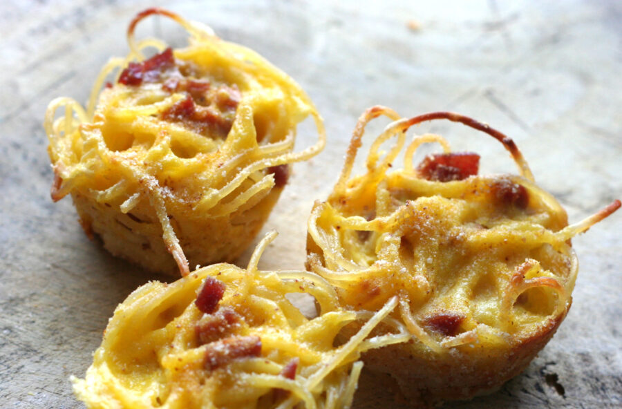 Cestini di spaghetti con scamorza e pancetta