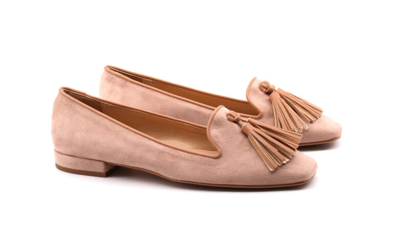 1. Raffinata eleganza per un mocassino a punta quadrata della linea Contè Studio 1978 made in Italy con tomaia in tessuto con nappine, soffice plantare in vera pelle e suola in gomma con tacco 2,5cm. https://www.contescarpemoda.it/it_IT/mocassino-elegante-donna-con-nappine-168408/2180194/ 1. Raffinata eleganza per un mocassino a punta quadrata della linea Contè Studio 1978 made in Italy con tomaia in tessuto con nappine, soffice plantare in vera pelle e suola in gomma con tacco 2,5cm. https://www.contescarpemoda.it/it_IT/mocassino-elegante-donna-con-nappine-168408/2180194/