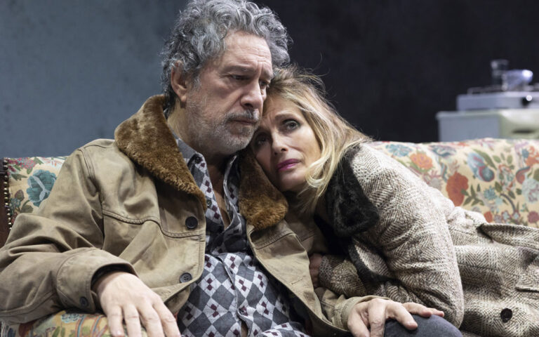 La ragazza sul divano La ragazza sul divano