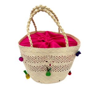 Botanica: borsa cestino con decorazioni di frutta in paglia, realizzati artigianalmente (Amor & Mezcal, 260,95 euro, amorymezcal.com).