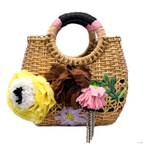 Bucolica: arricchita da fiori in stoffa, la borsa a mano (Radà, 265 euro, rada.it).