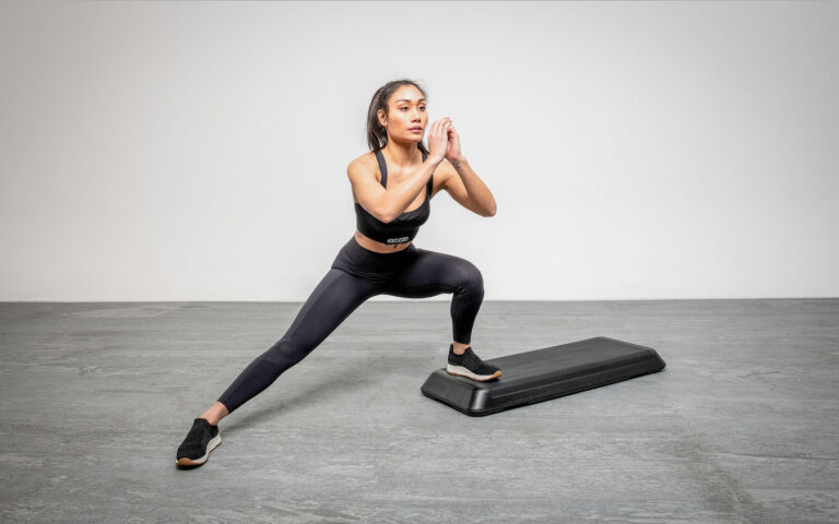 affondi laterali con calciata sullo step