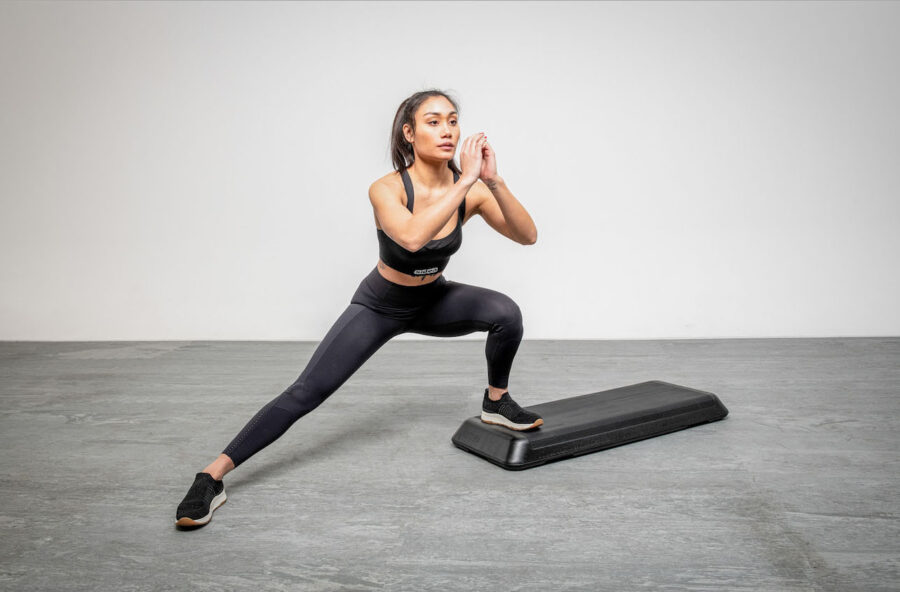 Glutei e interno coscia tonici con gli affondi laterali sullo step