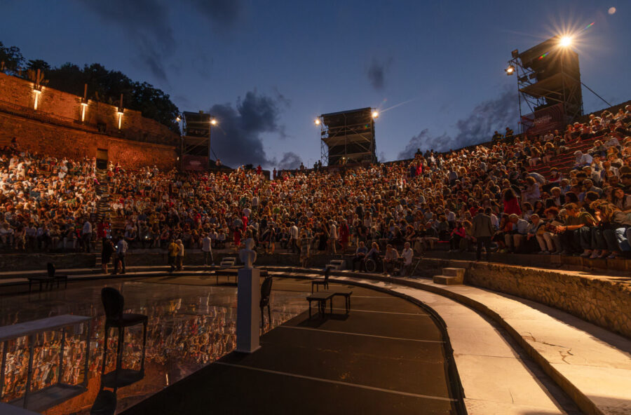 Teatro estate 2024: palcoscenici sotto le stelle tra innovazione e provocazione