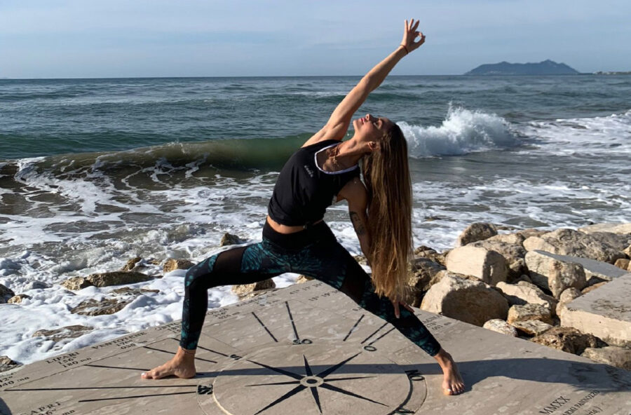 Yoga: fai il Guerriero inverso per un workout stretch & tone