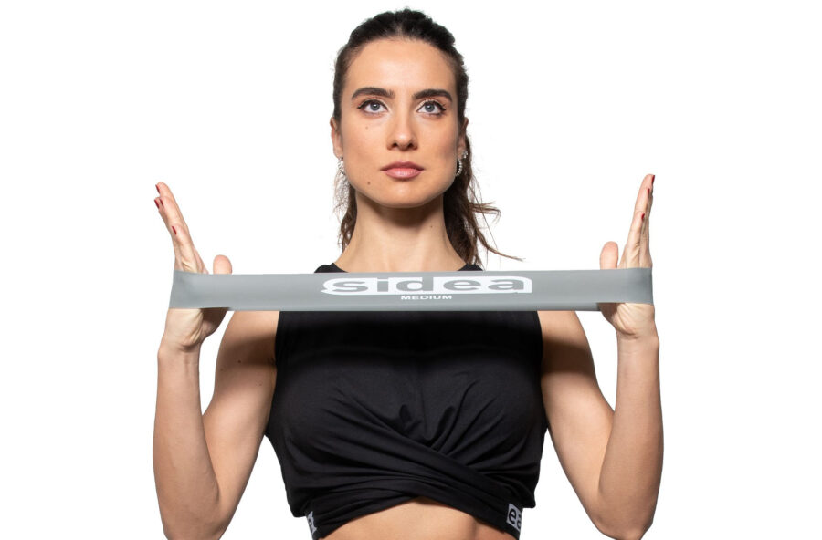 Spalle: modellale con le aperture delle braccia. E un elastico anulare