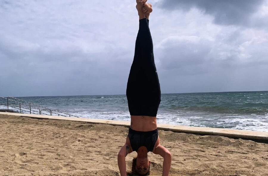 Yoga: cambia punto di vista con Kapalasana, l’asana sulla testa